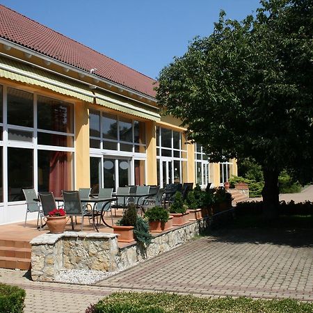 Park Hotel Es Rendezveny Centrum Bábolna 외부 사진