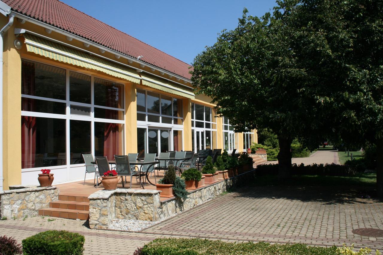 Park Hotel Es Rendezveny Centrum Bábolna 외부 사진
